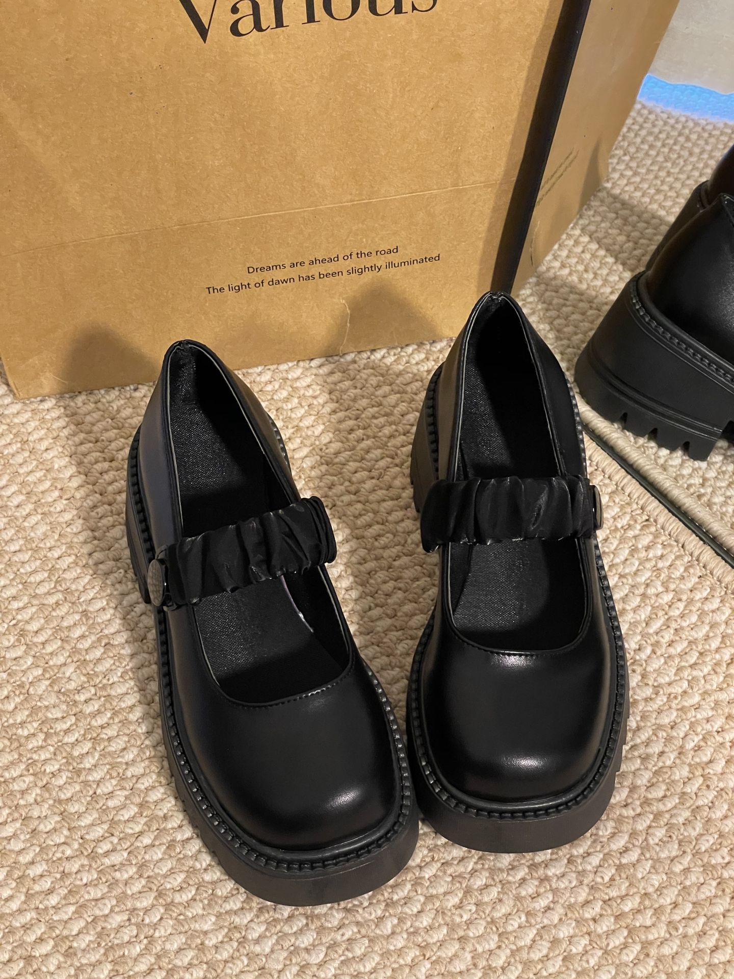 圆头 低帮 插扣 中口鞋 皮革 圆头 低帮 插扣 中口鞋 皮革 - VALI鞋履AI设计主图