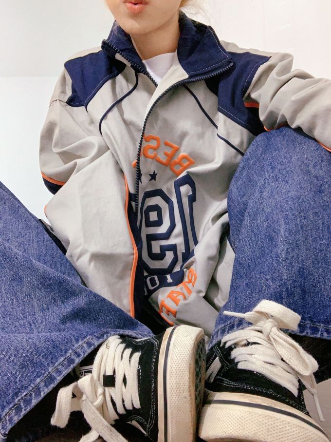 防护功能 立领 文字图案 撞色/渐变 拼接 印花 边缘装饰 夜蓝色 沙白色 蒸汽蓝色 基础拉链 