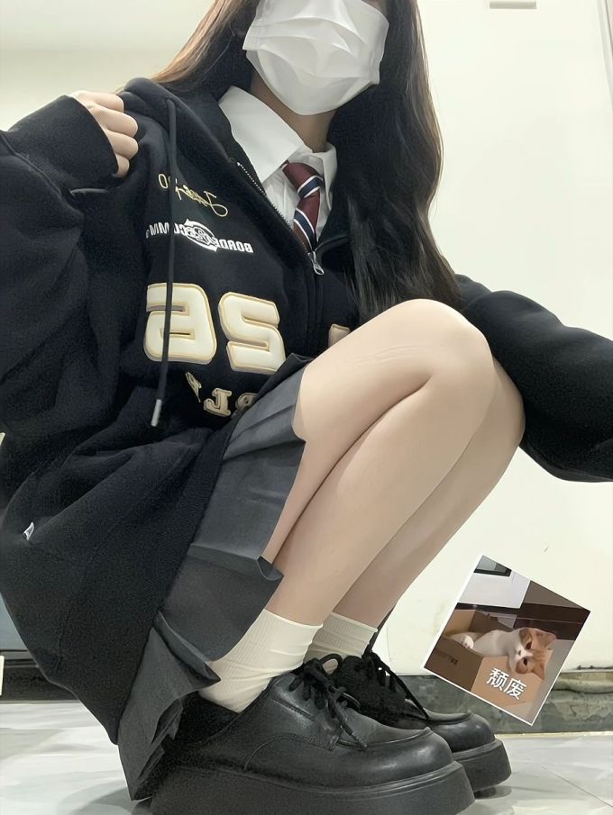 针织面料 H型 连帽领 文字图案 印花 轿车黑 都市 学院风 