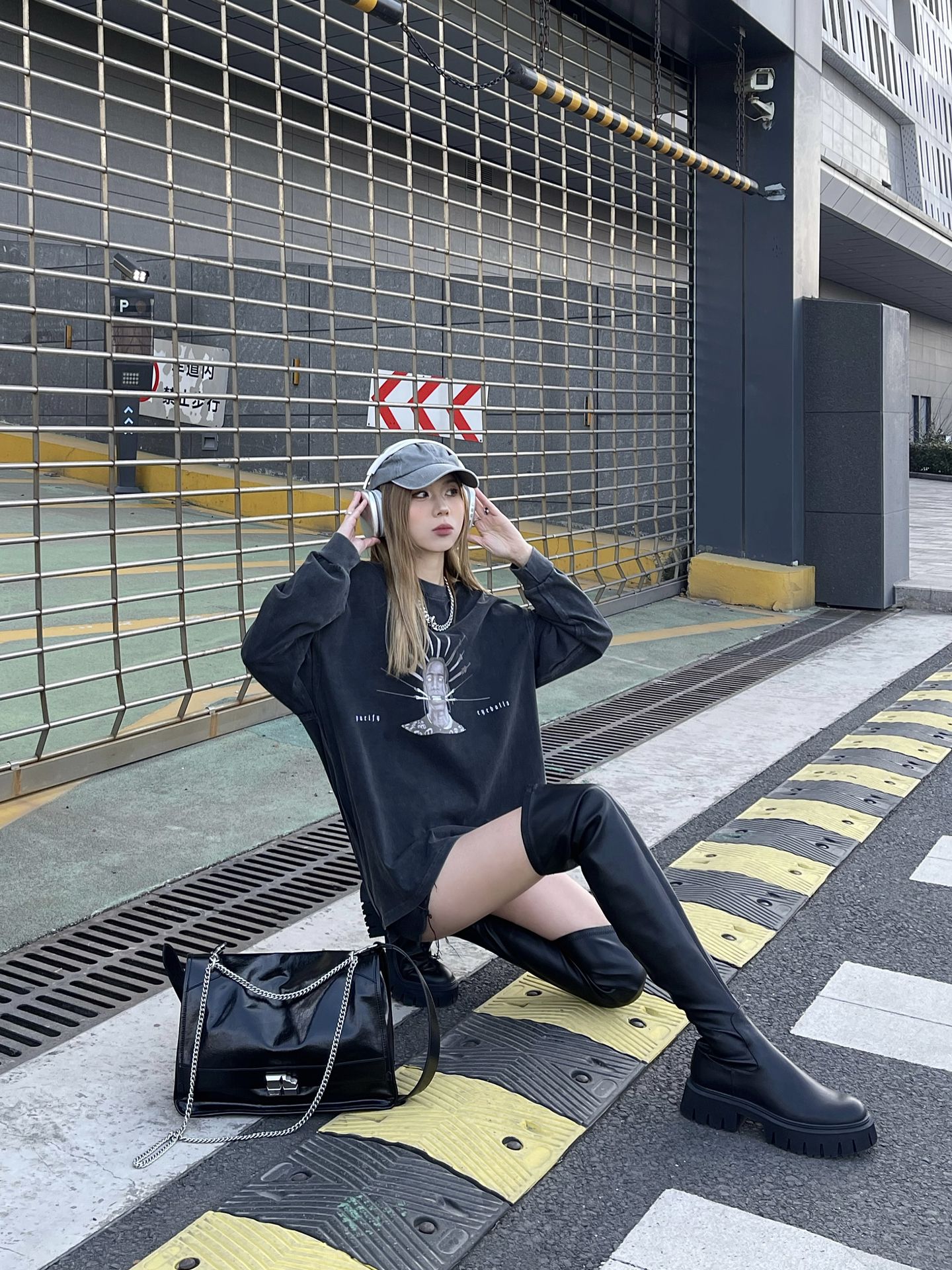 针织面料 H型 圆形领 文字图案 印花 深蓝黑色 学院风 潮牌 性感 ABG辣妹 辣妹  - VALI鞋履AI设计主图