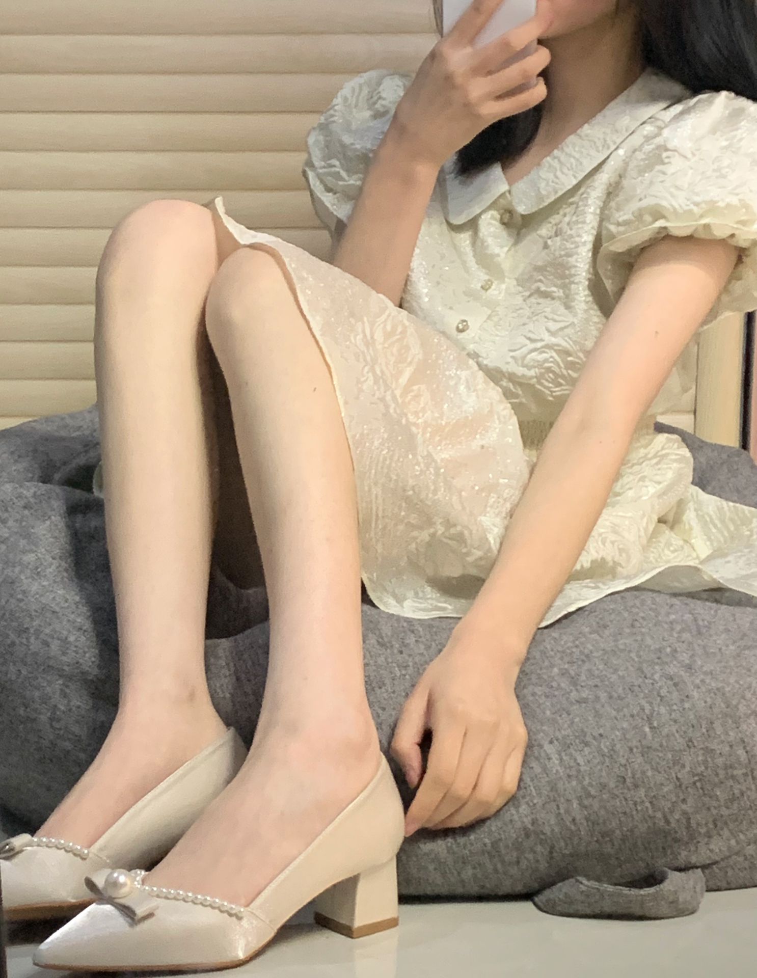 蕾丝面料 衬衫领 抽褶 边缘装饰 牡蛎白 漂白砂色 基础扣饰  - VALI鞋履AI设计主图