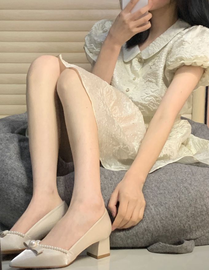 蕾丝面料 衬衫领 抽褶 边缘装饰 牡蛎白 漂白砂色 基础扣饰 