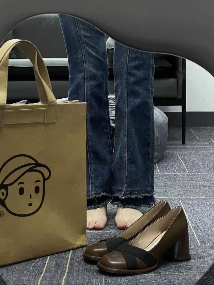 牛仔面料 洗水 毛边 深蓝黑色 