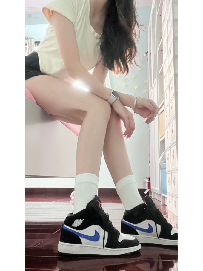 针织面料 圆形领 苜蓿色 芦笋白 基础扣饰 