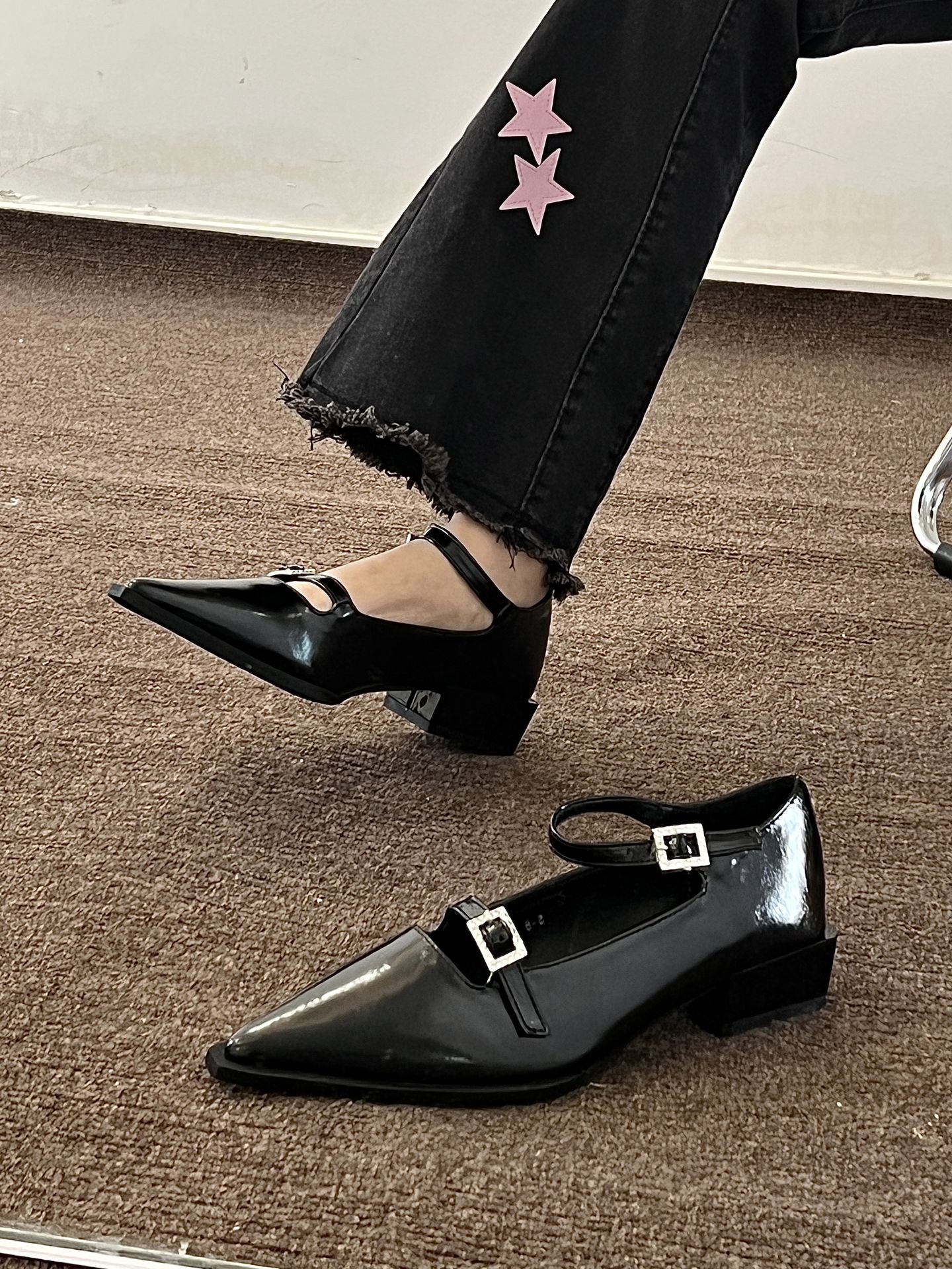 粗跟 中跟 尖头 低帮 袢扣 中口鞋 皮革  - VALI鞋履AI设计主图