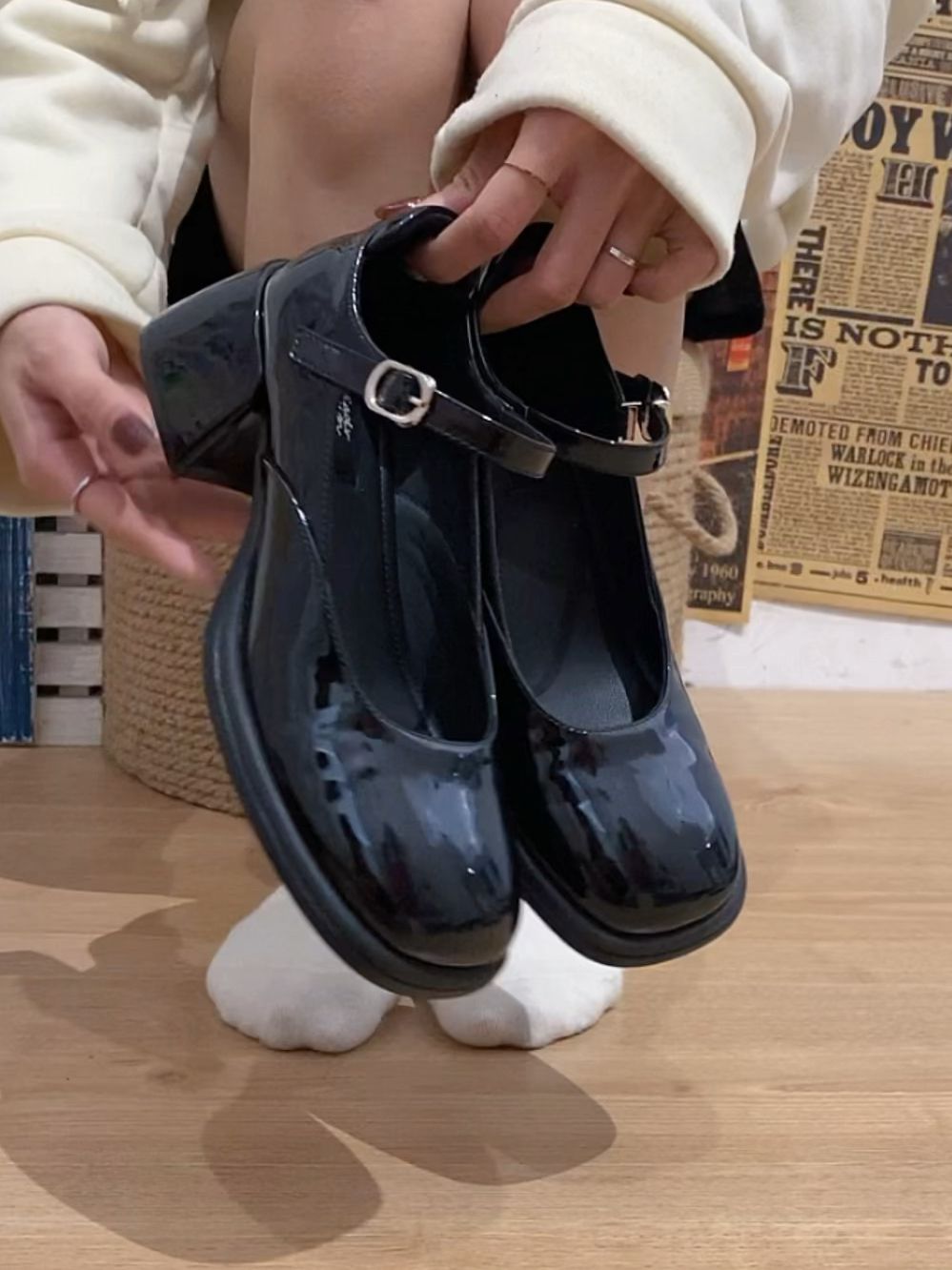 粗跟 中跟 圆头 低帮 袢扣 浅口鞋 皮革  - VALI鞋履AI设计主图