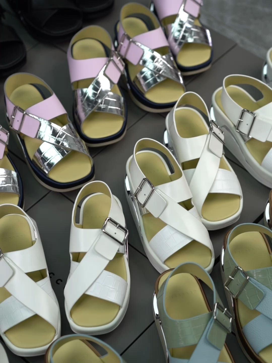 圆头 低帮 袢扣 中口鞋 皮革  - VALI鞋履AI设计主图