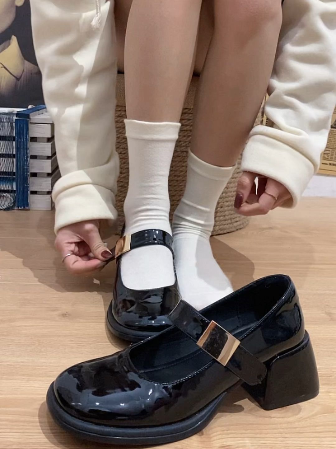 粗跟 中跟 圆头 低帮 袢扣 中口鞋 皮革  - VALI鞋履AI设计主图