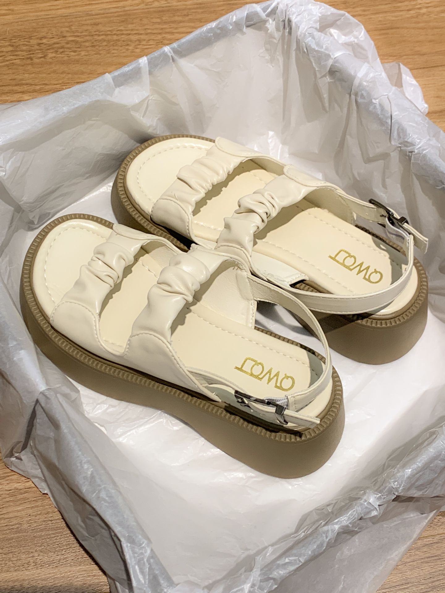 圆头 袢扣 深口鞋 皮革  - VALI鞋履AI设计主图