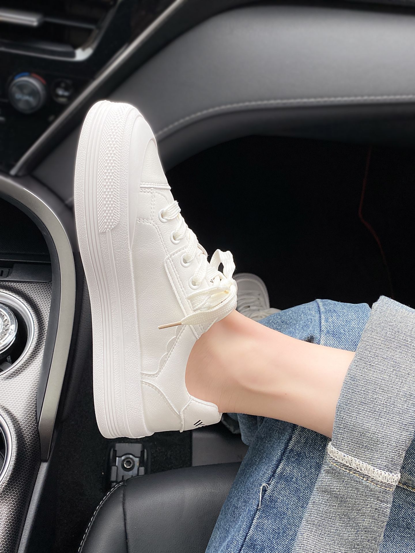 平底 圆头 低帮 系带 深口鞋 蕾丝  - VALI鞋履AI设计主图