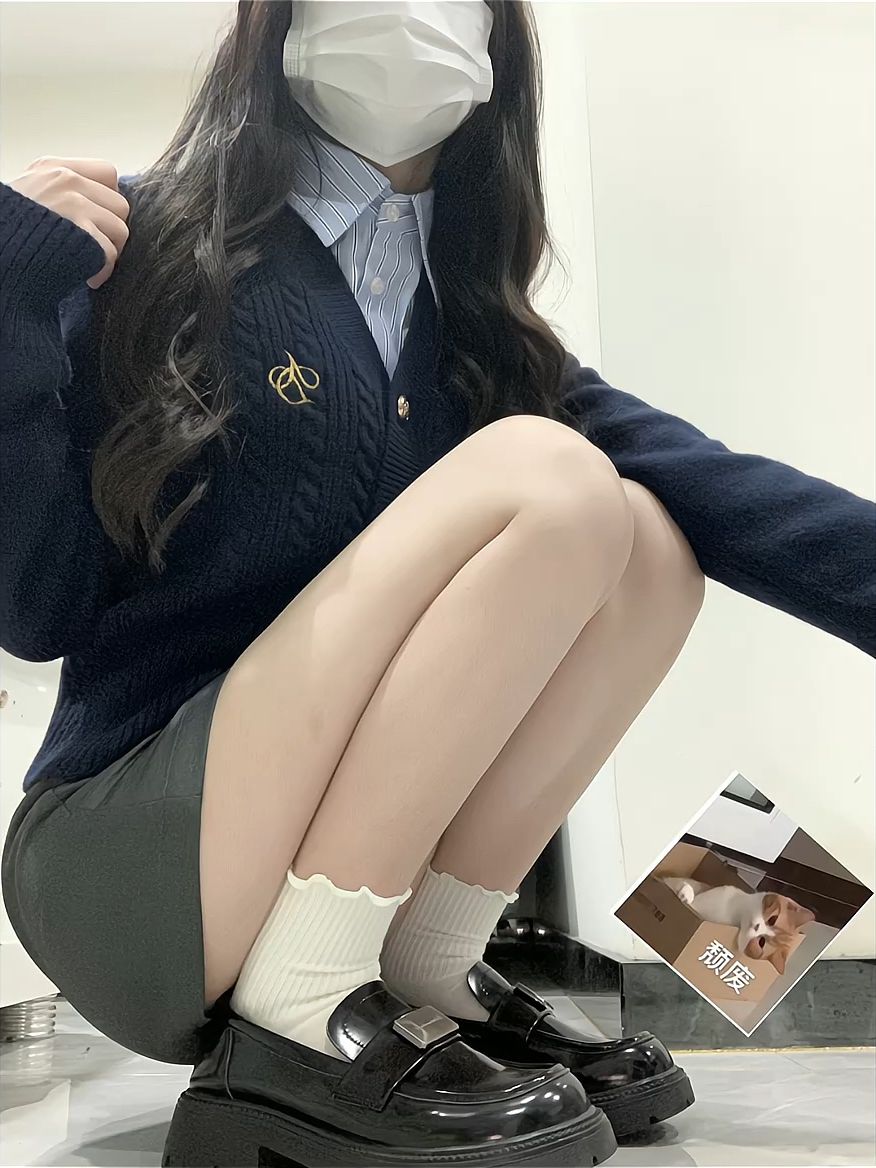 毛纺 H型 V领 标志图案 绣花 细针 蓝黑色 基础扣饰 徽章 学院风 JK  - VALI鞋履AI设计主图