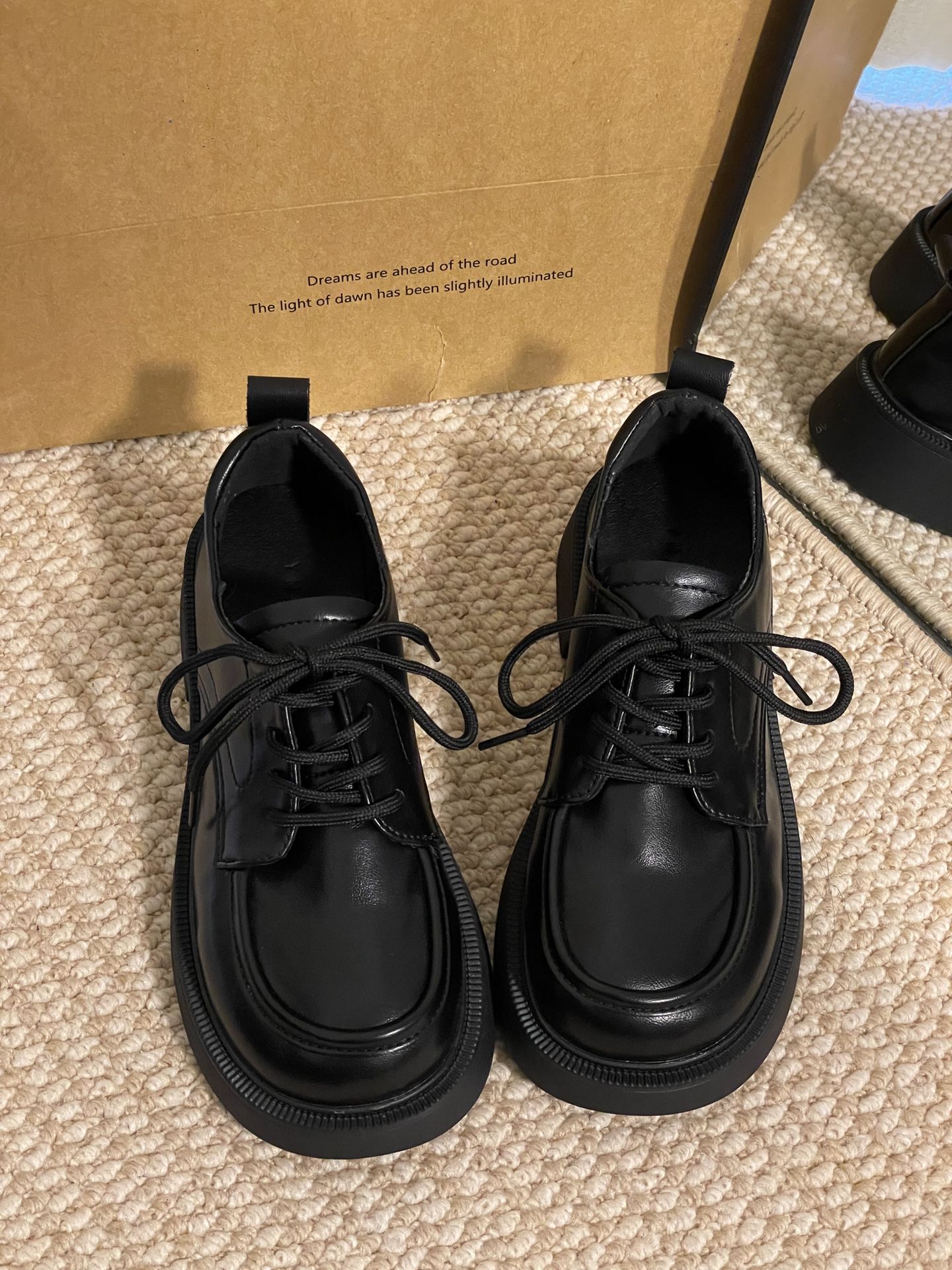 圆头 系带 深口鞋 皮革  - VALI鞋履AI设计主图