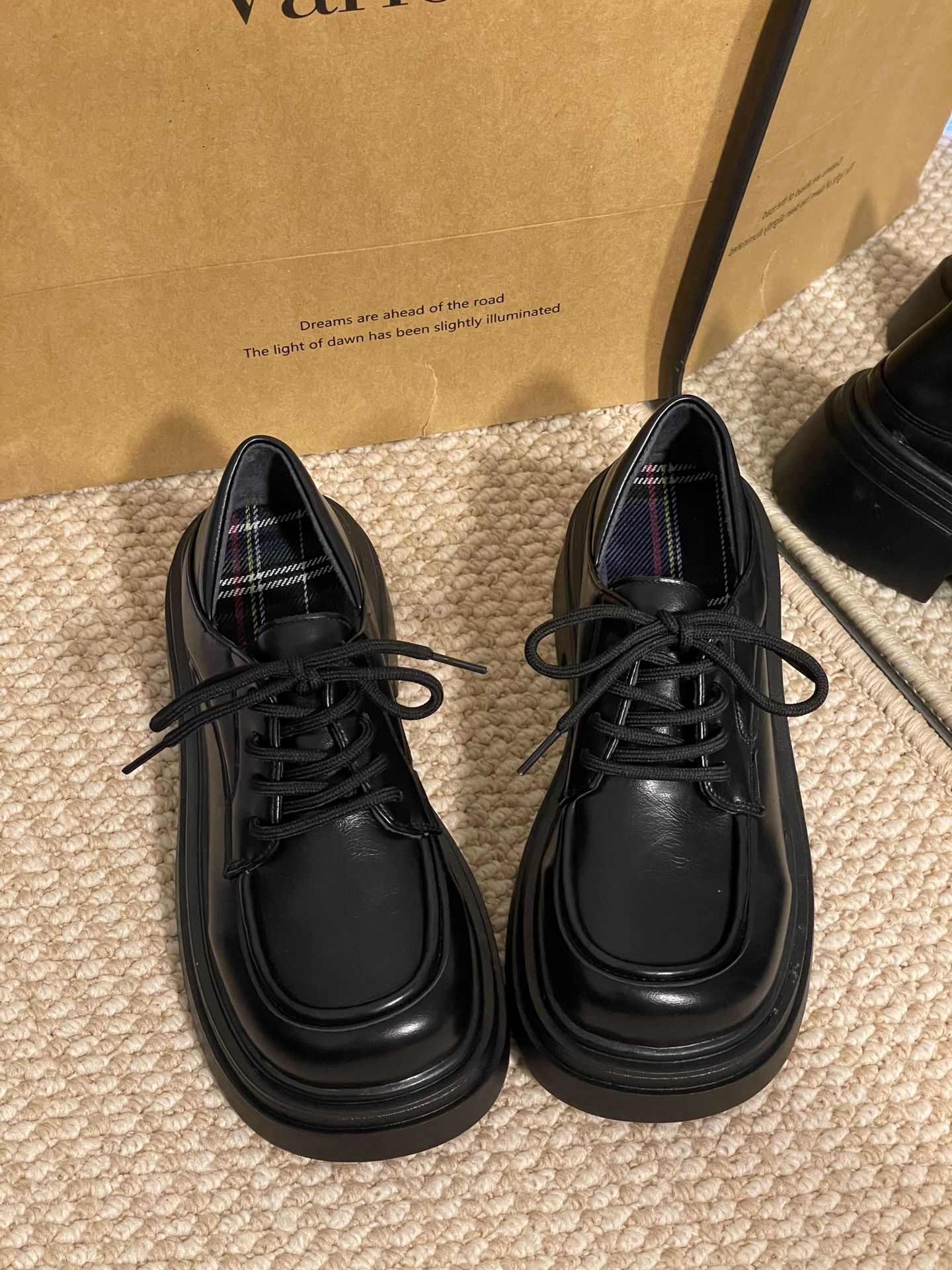 圆头 系带 深口鞋 皮革  - VALI鞋履AI设计主图