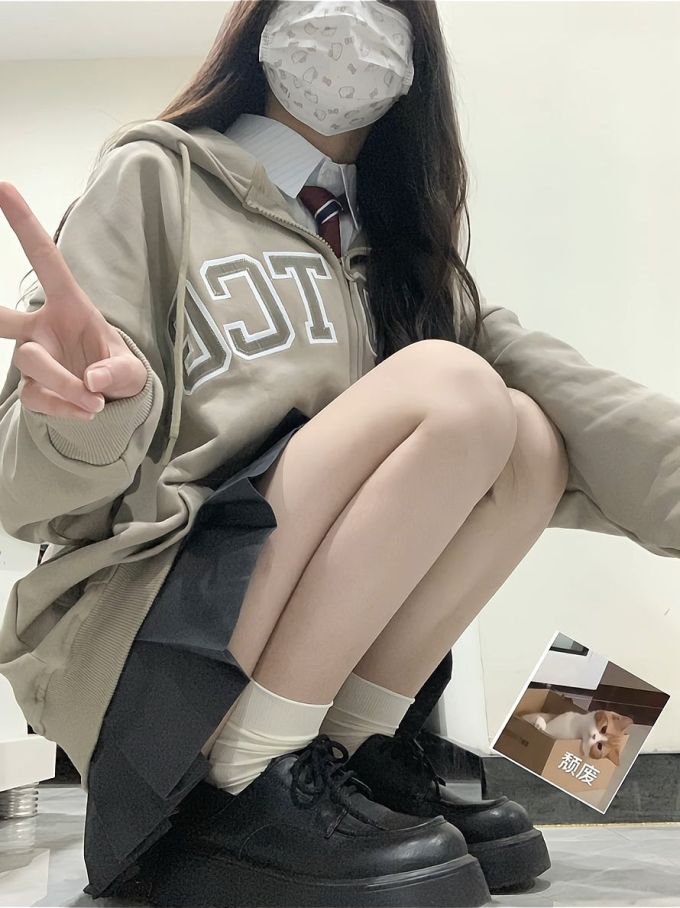 针织面料 连帽领 文字图案 印花 酱黑色 银鼠尾草色 学院风 