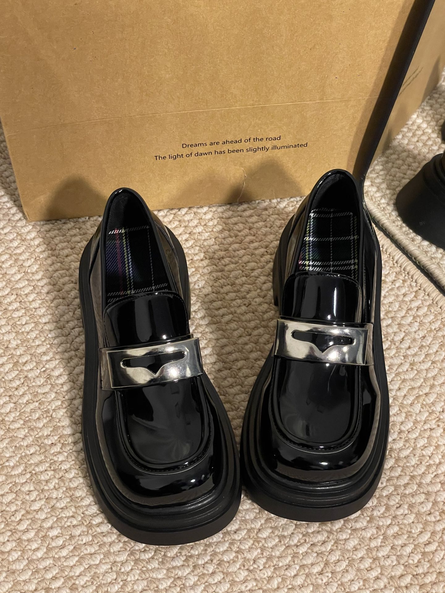 圆头 低帮 袢扣 深口鞋 皮革  - VALI鞋履AI设计主图