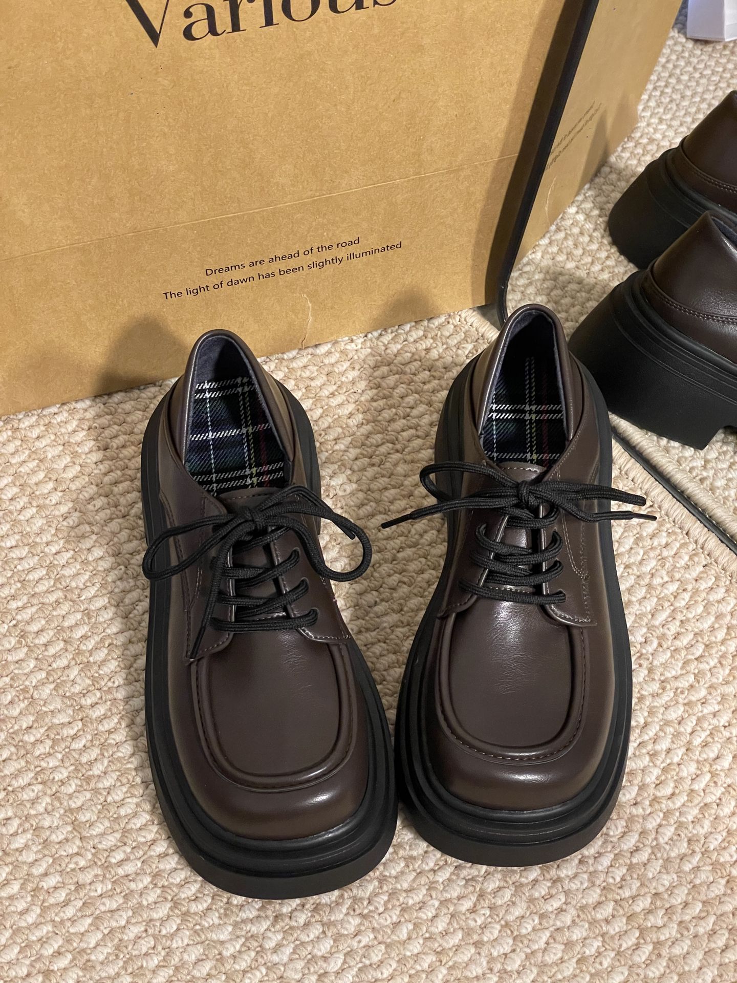 圆头 低帮 系带 深口鞋 皮革  - VALI鞋履AI设计主图