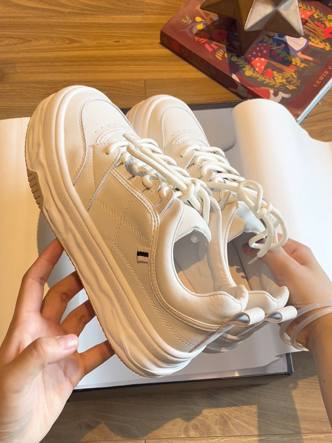 平底 圆头 低帮 系带 深口鞋 皮革  - VALI鞋履AI设计主图