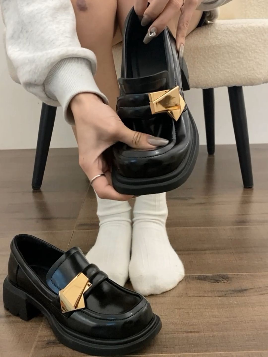 粗跟 中跟 圆头 低帮 一脚蹬 深口鞋 皮革  - VALI鞋履AI设计主图