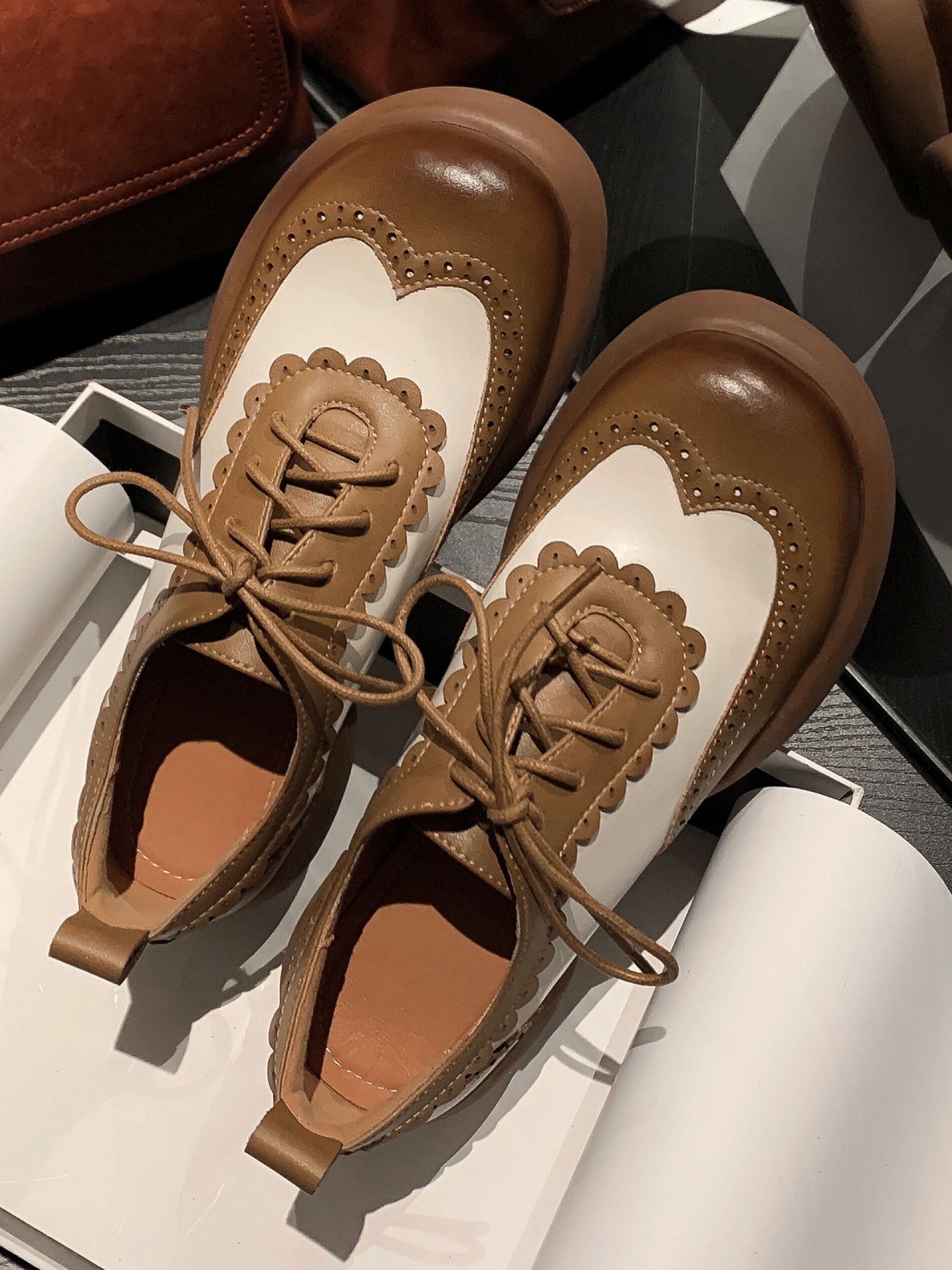 圆头 低帮 系带 深口鞋 皮革  - VALI鞋履AI设计主图