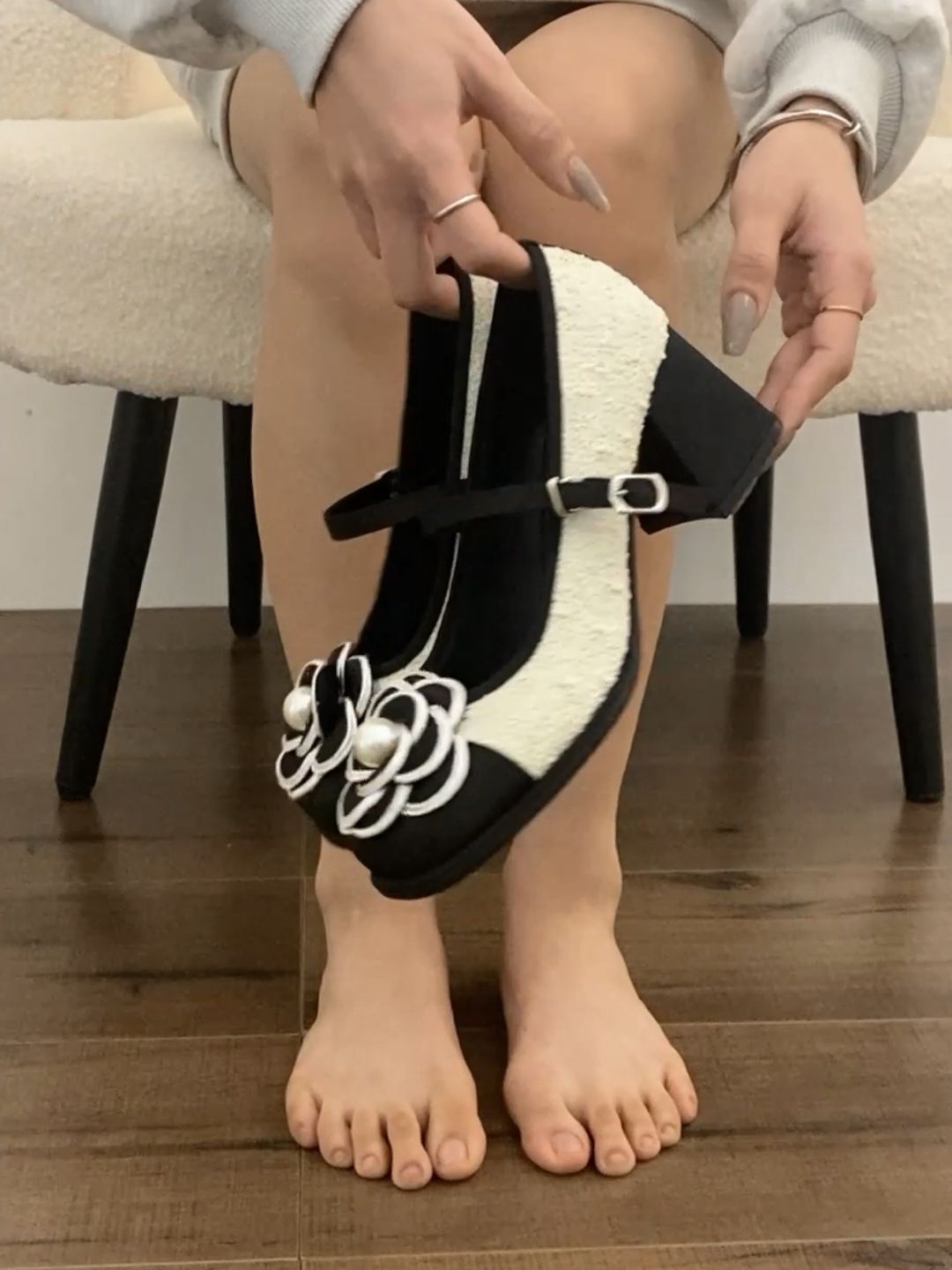 粗跟 低跟 圆头 低帮 袢扣 浅口鞋 皮革  - VALI鞋履AI设计主图