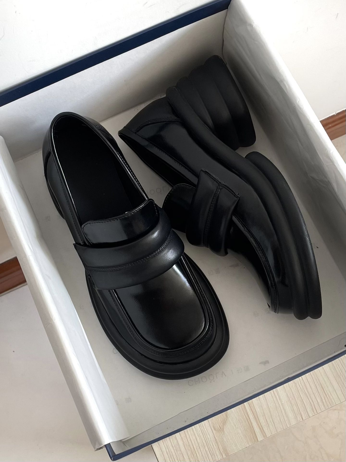 平底 圆头 低帮 魔术贴 深口鞋 皮革  - VALI鞋履AI设计主图