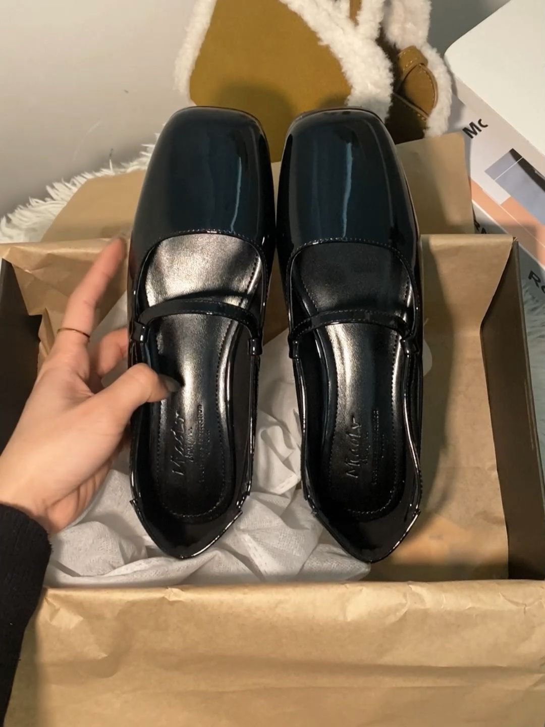 方头 无帮 一脚蹬 袢扣 深口鞋 皮革  - VALI鞋履AI设计主图