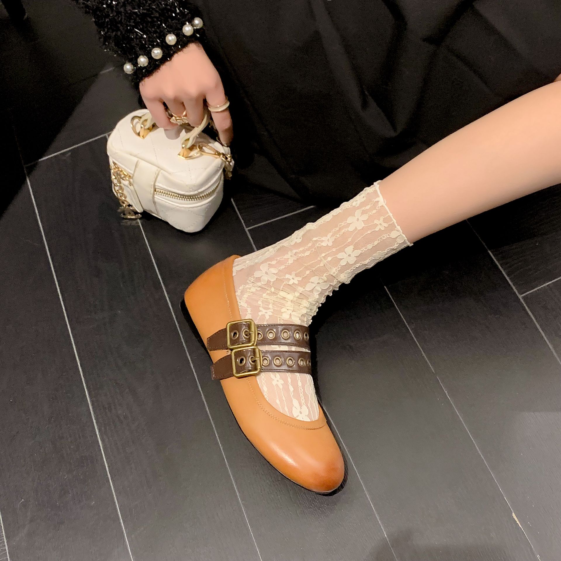 粗跟 低跟 圆头 低帮 袢扣 中口鞋 皮革  - VALI鞋履AI设计主图