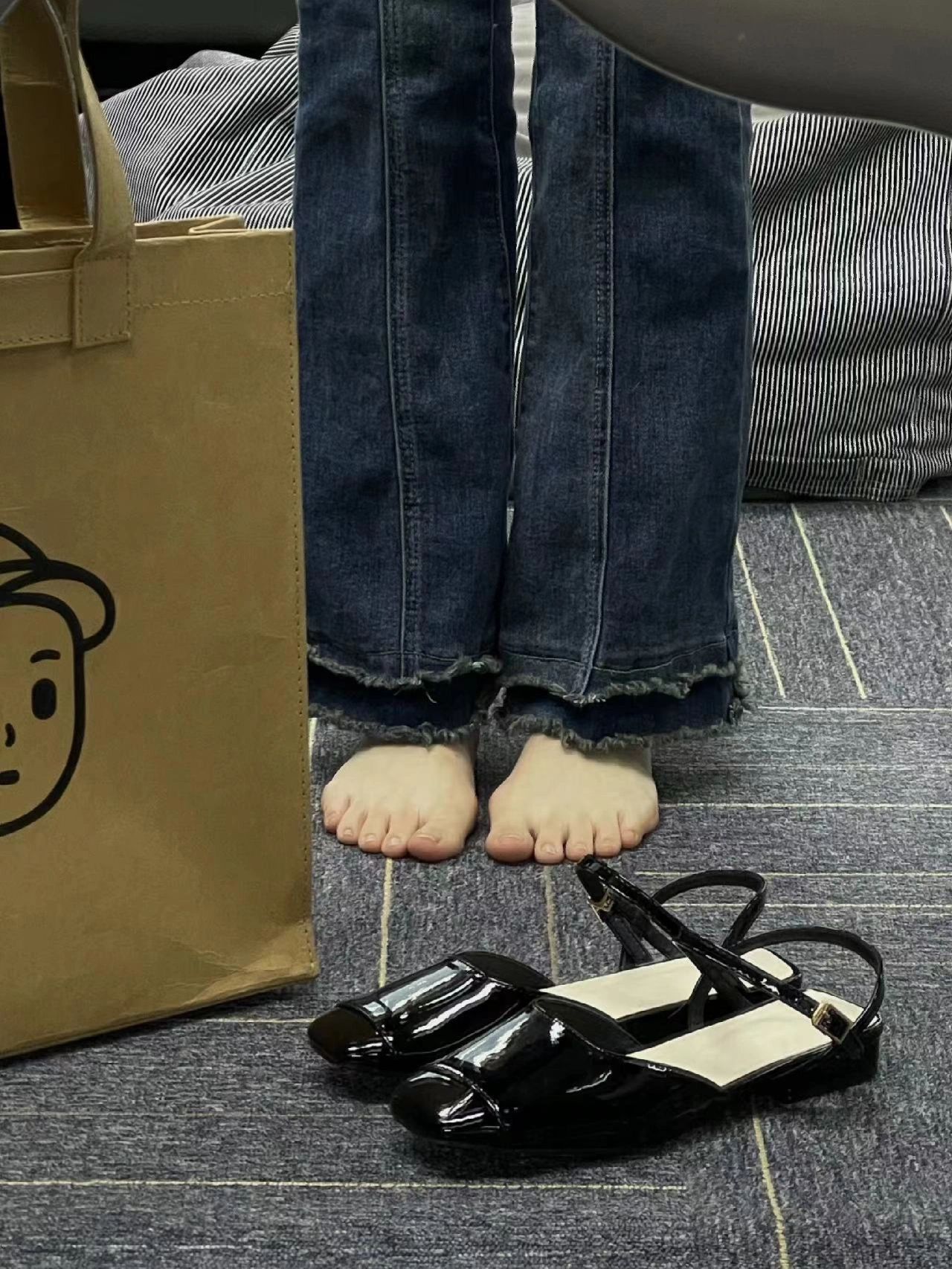 牛仔面料 洗水 毛边 蓝黑色  - VALI鞋履AI设计主图