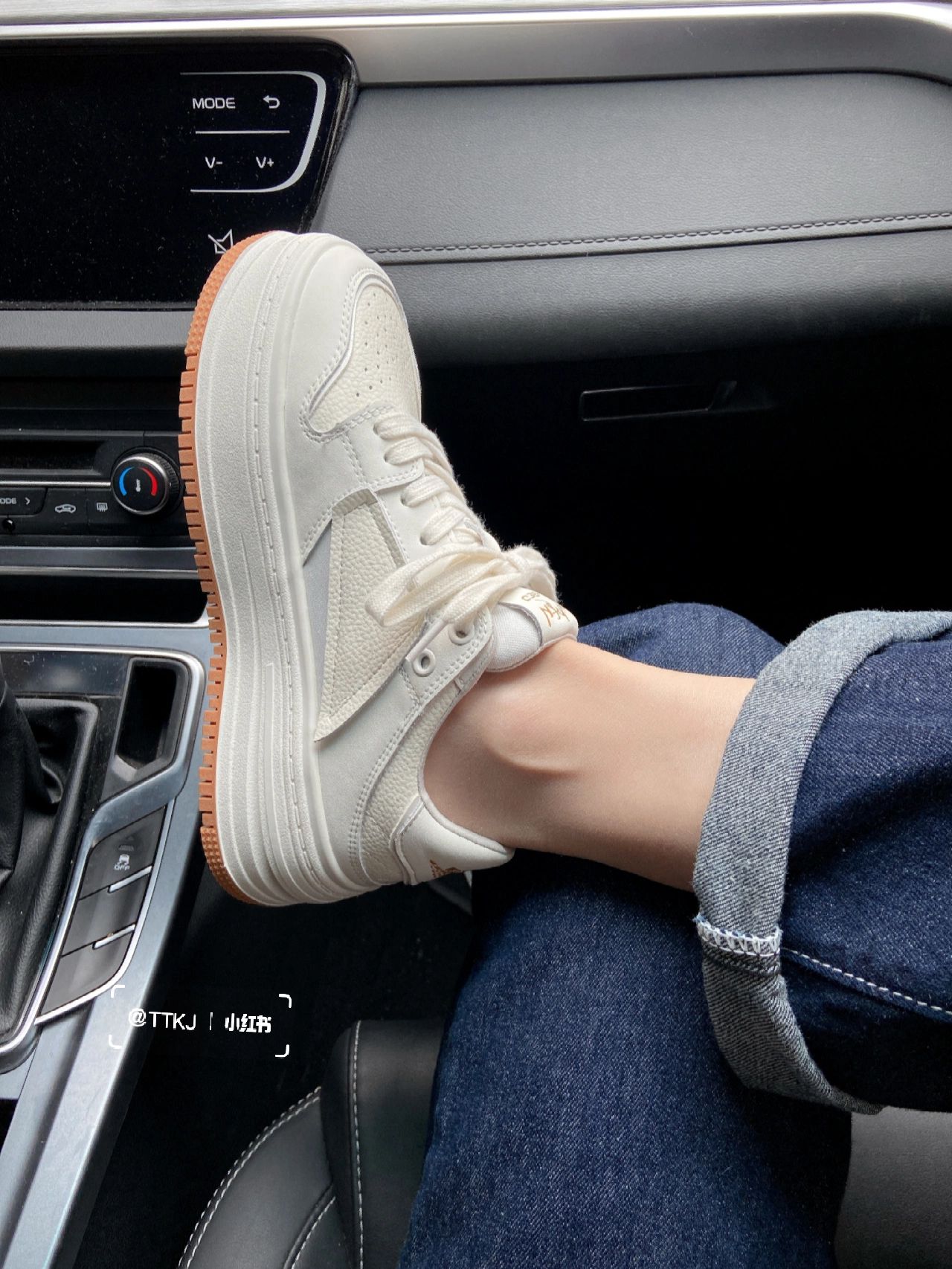 平底 圆头 低帮 系带 深口鞋 皮革  - VALI鞋履AI设计主图