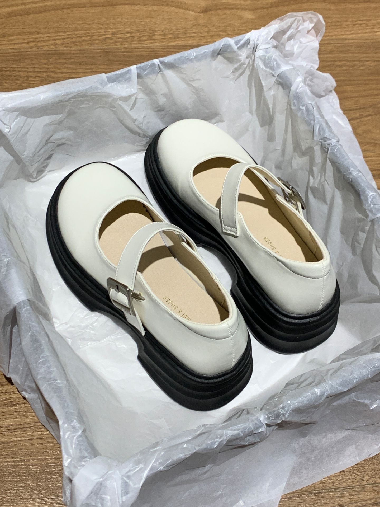 粗跟 低跟 圆头 低帮 袢扣 中口鞋 皮革  - VALI鞋履AI设计主图