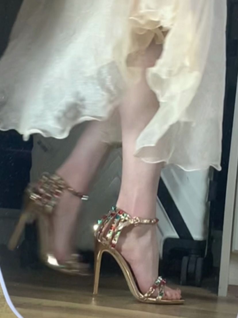 高跟 尖头 袢扣  - VALI鞋履AI设计主图