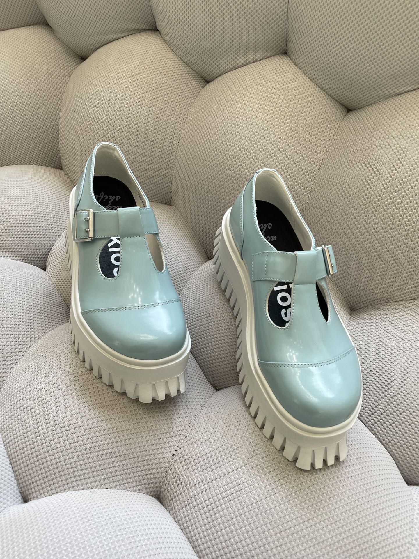 粗跟 低跟 圆头 低帮 袢扣 中口鞋 皮革  - VALI鞋履AI设计主图