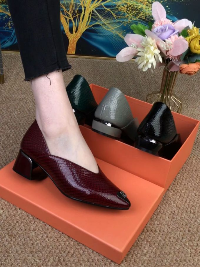 粗跟 中跟 尖头 低帮 一脚蹬 中口鞋 皮革 