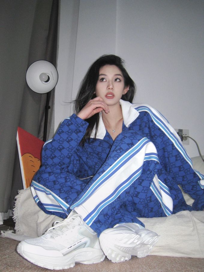 条纹/波纹 撞色/渐变 拼接 印花 边缘装饰 釉蓝色 鲜蓝色 运动 