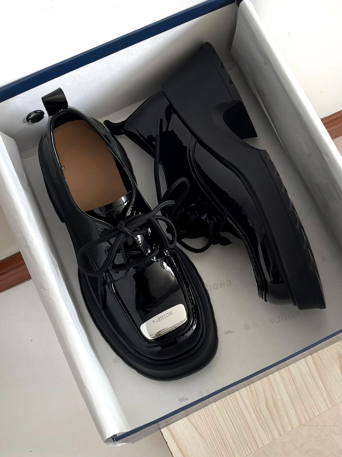 圆头 袢扣 深口鞋 皮革  - VALI鞋履AI设计主图