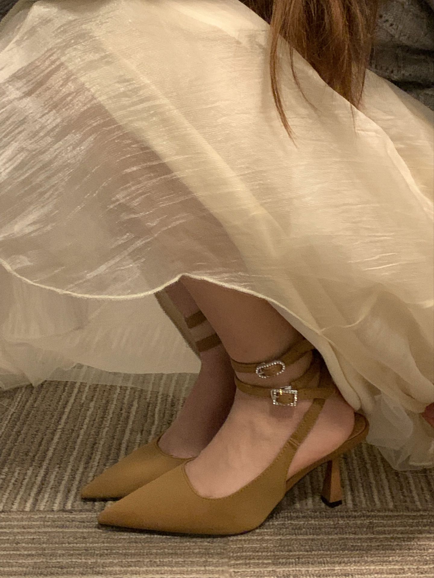 细跟 中跟 尖头 低帮 袢扣 浅口鞋 皮革  - VALI鞋履AI设计主图