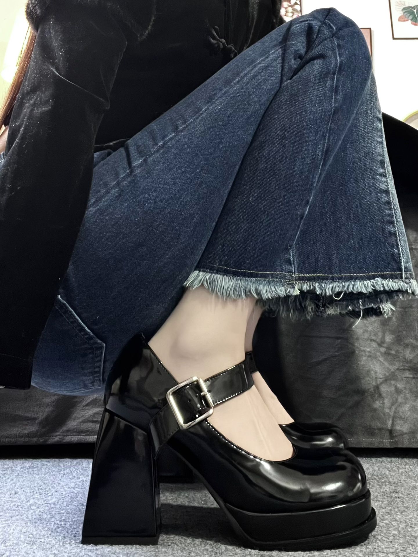 牛仔面料 洗水 毛边 深蓝黑色 都市  - VALI鞋履AI设计主图