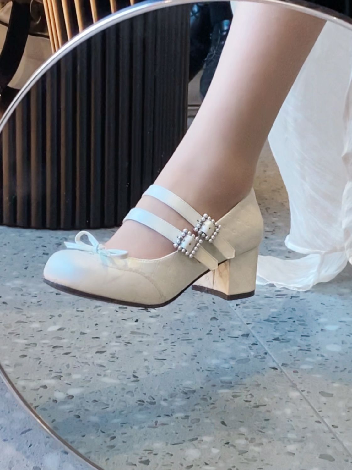 粗跟 中跟 圆头 低帮 袢扣 浅口鞋 皮革  - VALI鞋履AI设计主图