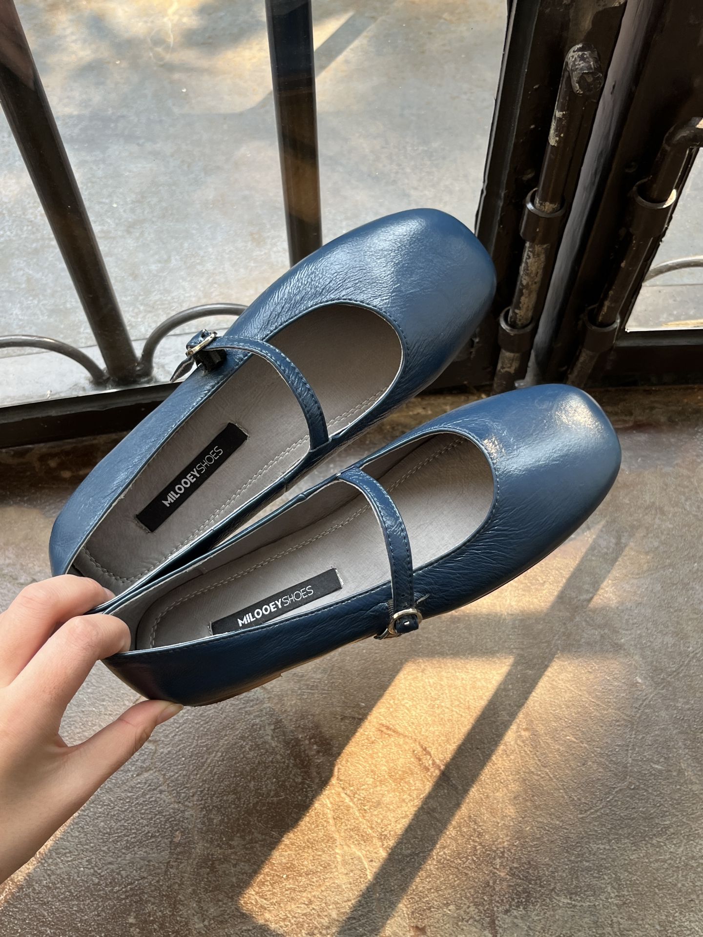 圆头 低帮 袢扣 浅口鞋 皮革  - VALI鞋履AI设计主图