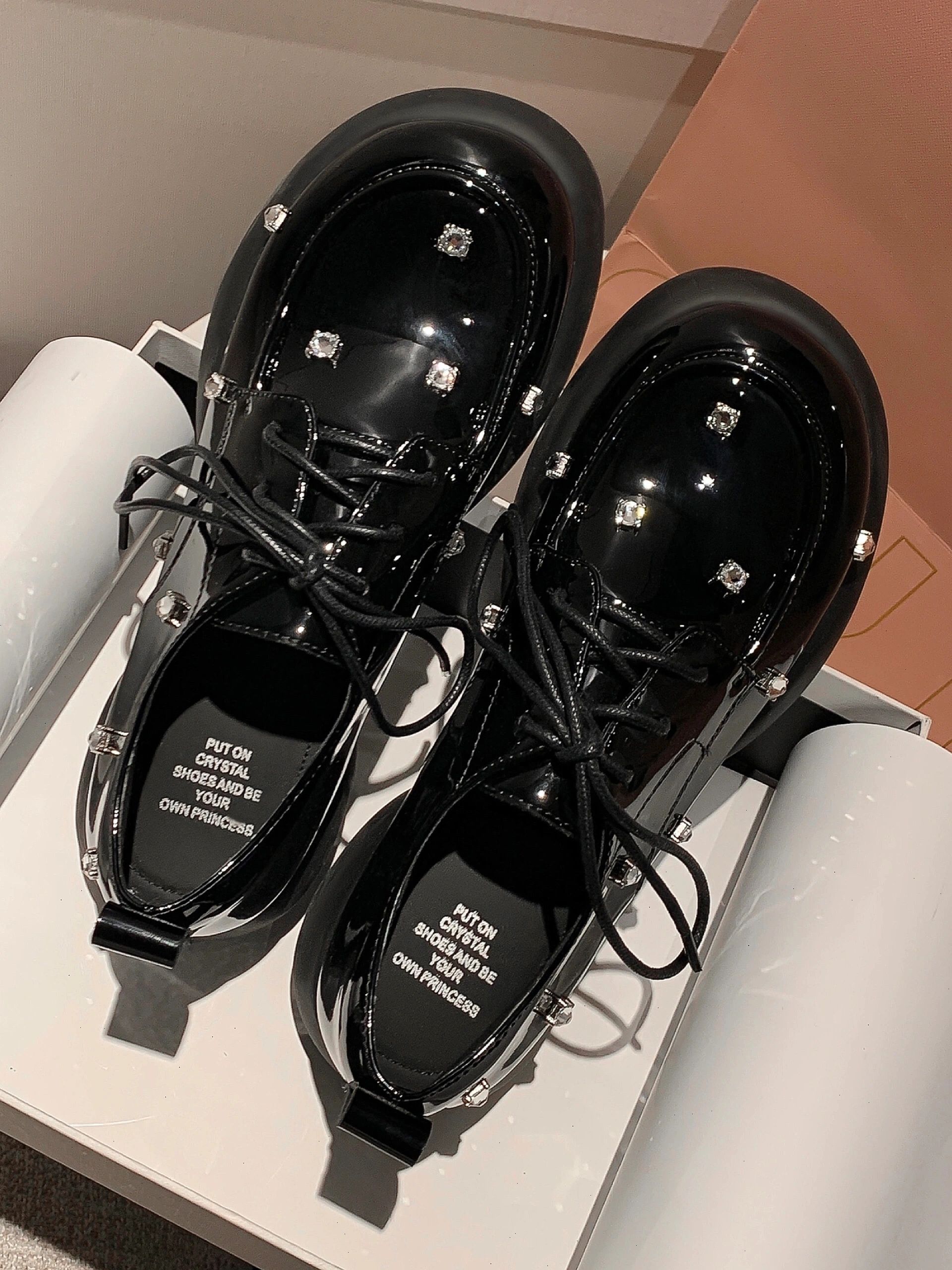 圆头 袢扣 中口鞋 皮革  - VALI鞋履AI设计主图