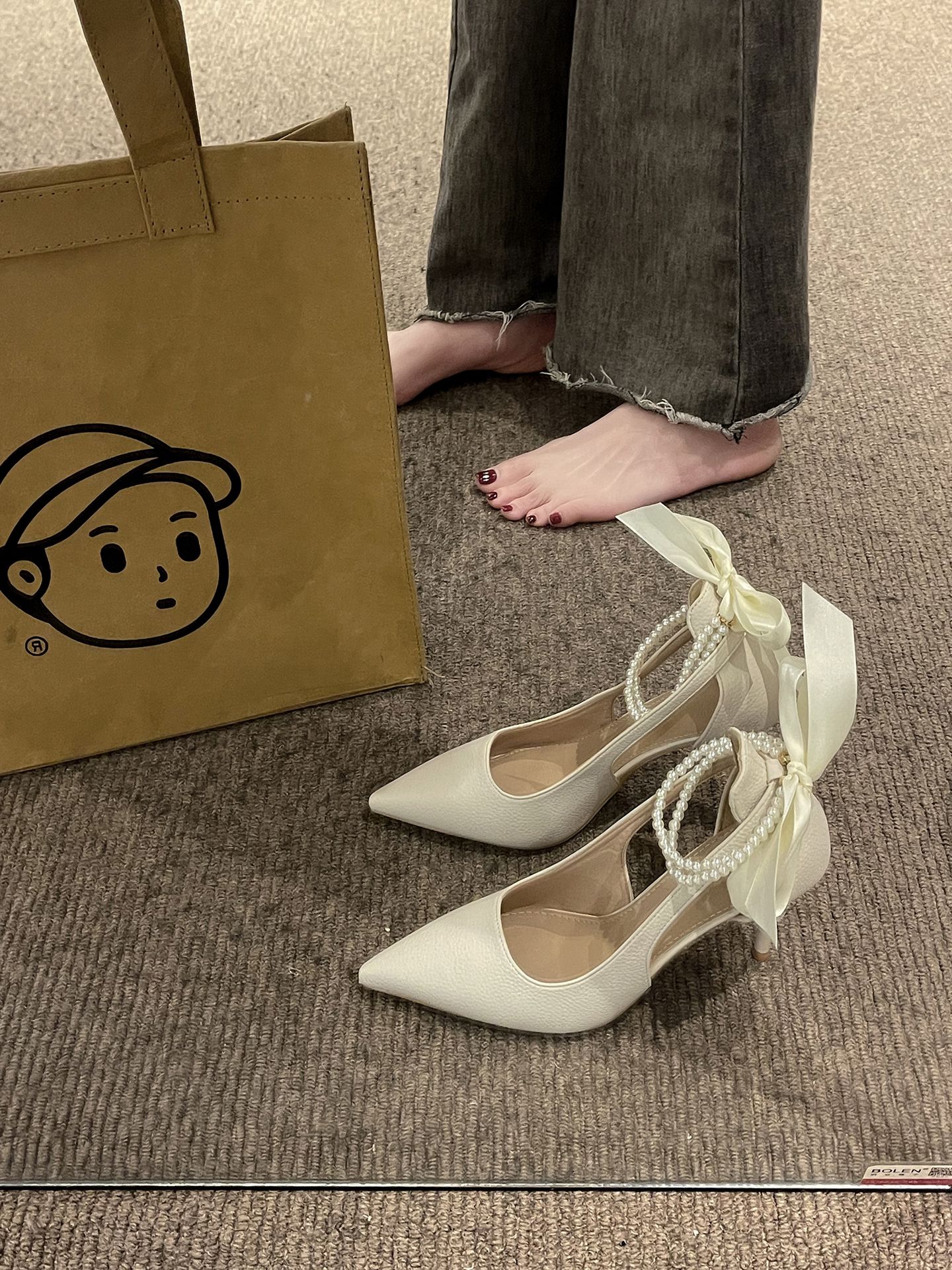 细跟 中跟 尖头 低帮 袢扣 浅口鞋 皮革  - VALI鞋履AI设计主图