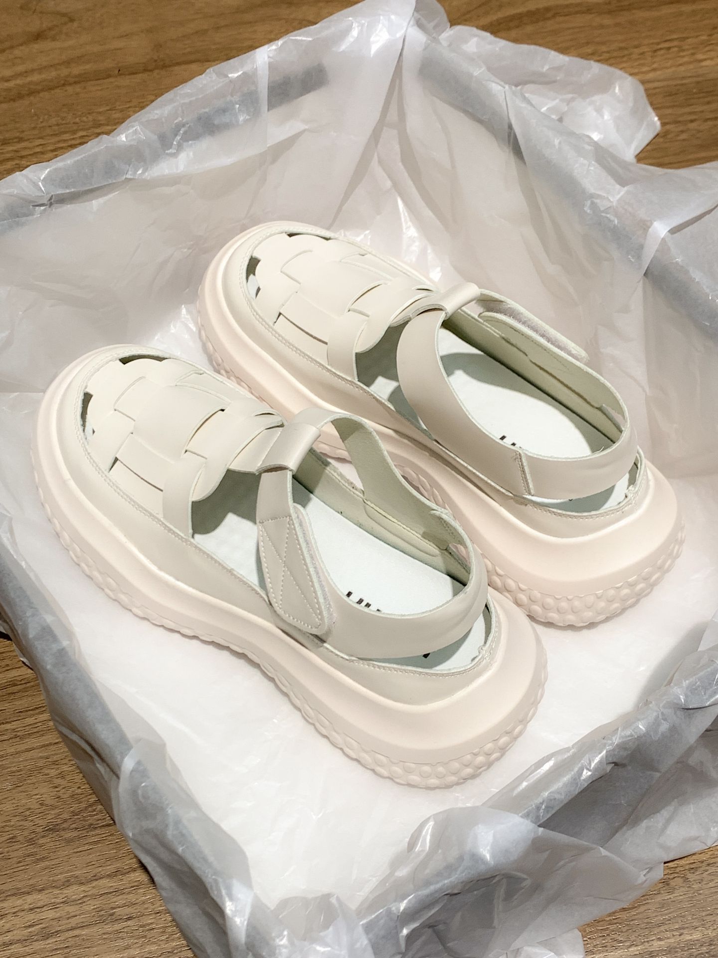 圆头 低帮 魔术贴 深口鞋 皮革  - VALI鞋履AI设计主图