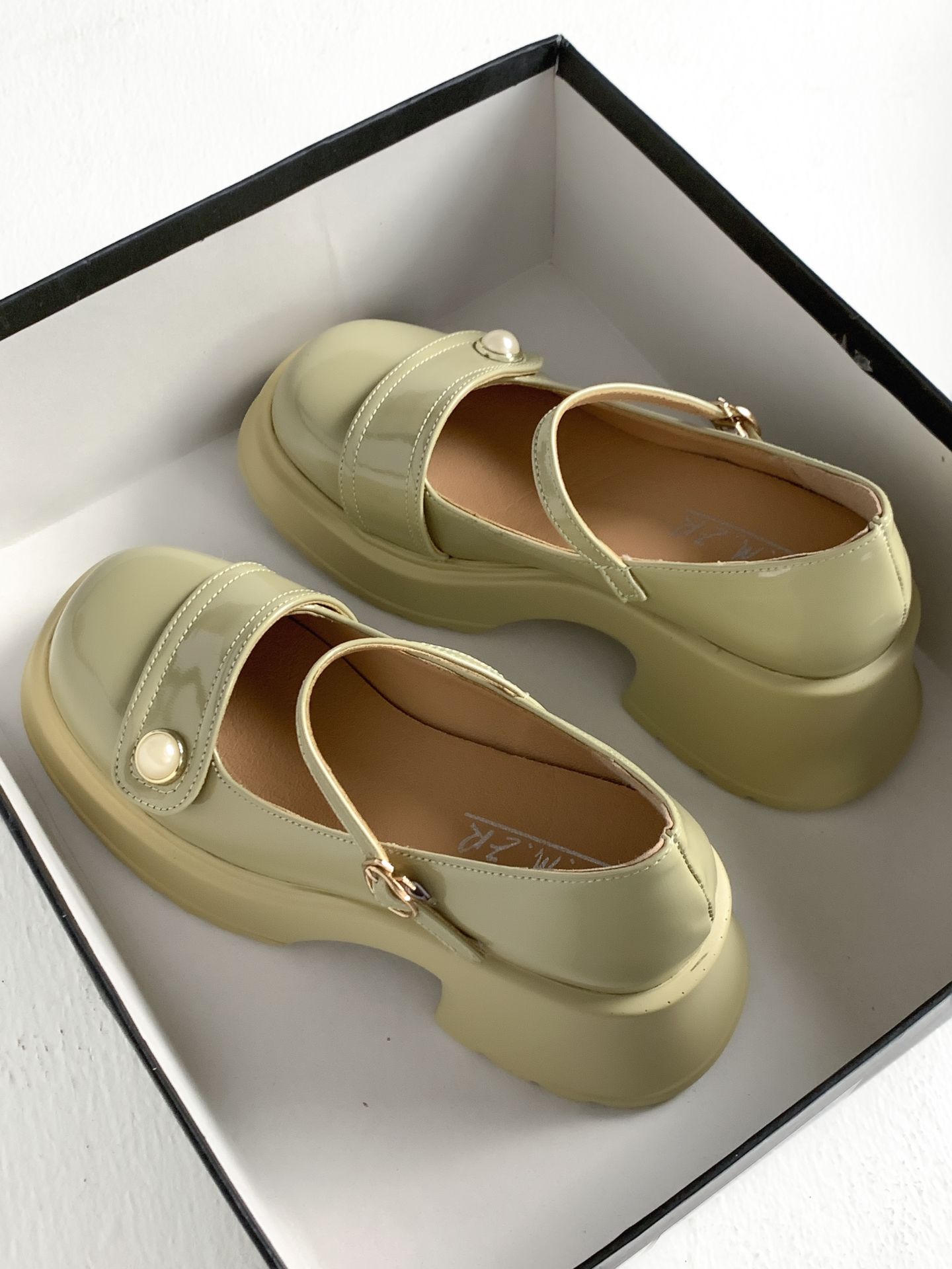 粗跟 中跟 圆头 低帮 袢扣 中口鞋 皮革  - VALI鞋履AI设计主图