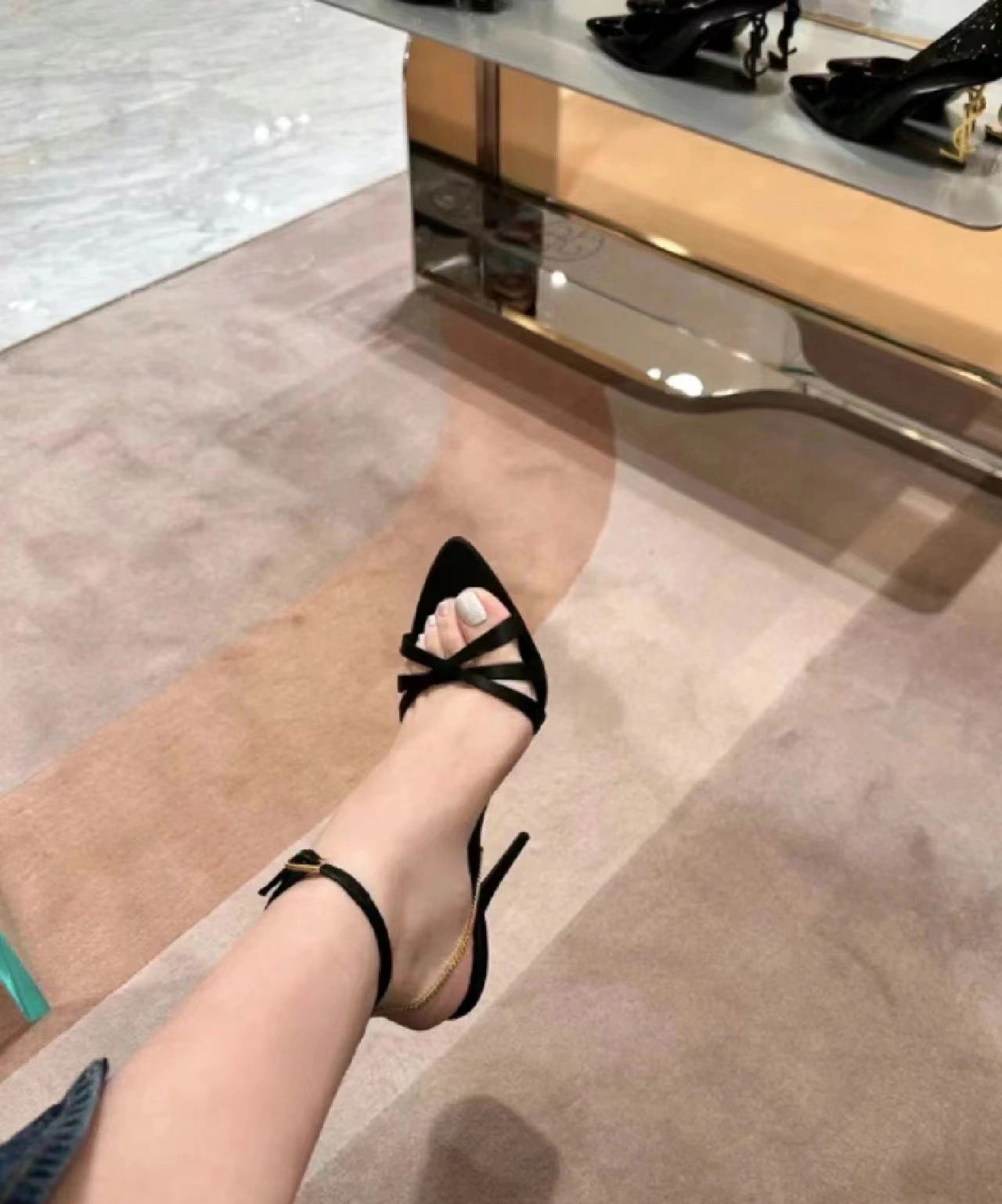 高跟 尖头 袢扣  - VALI鞋履AI设计主图