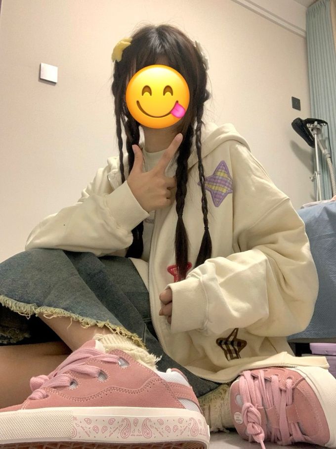 针织面料 连帽领 卡通次元 贴布绣 沙漠色 黄褐棕色 