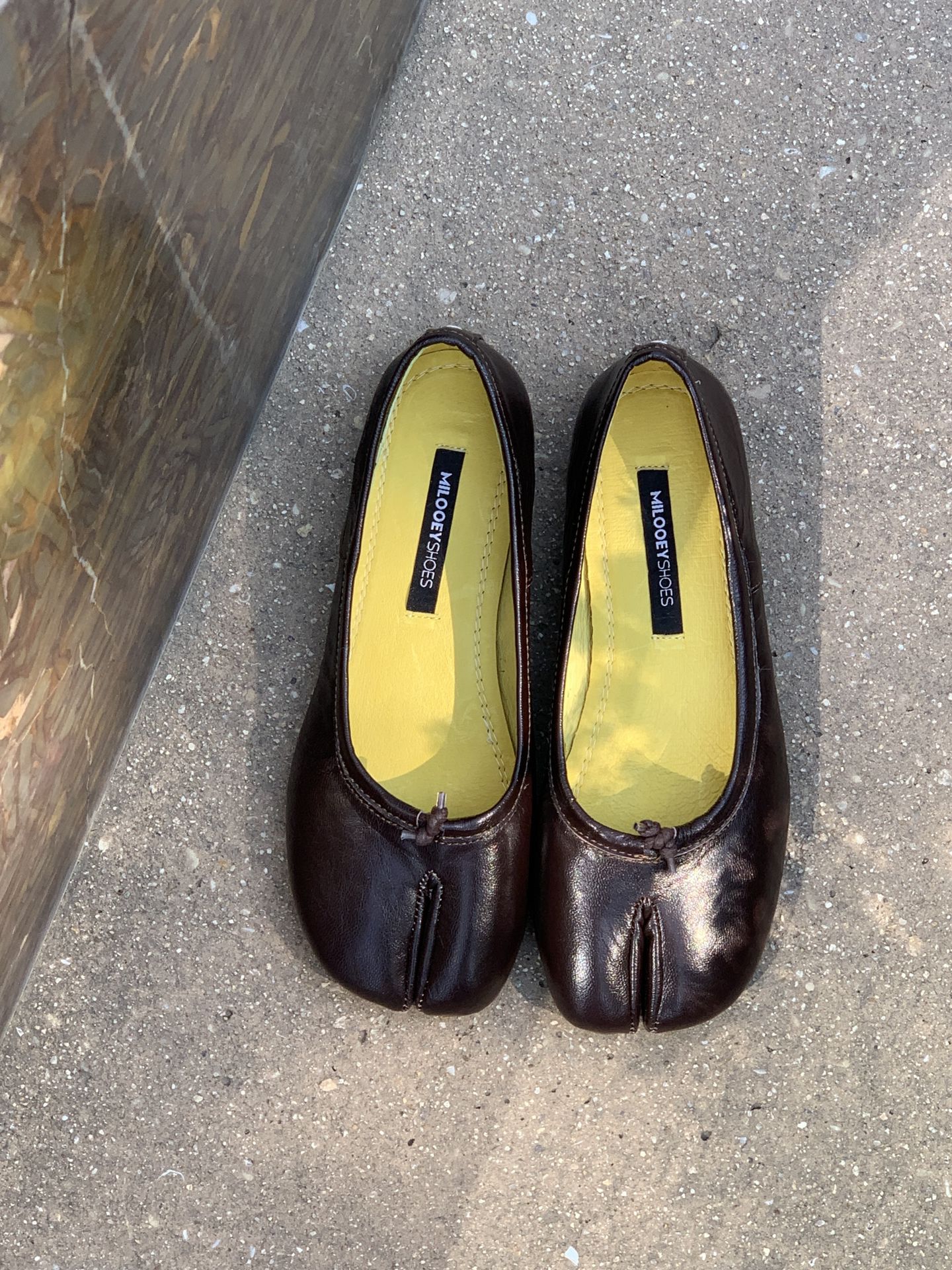 异形头-分趾 低帮 一脚蹬 中口鞋 皮革  - VALI鞋履AI设计主图