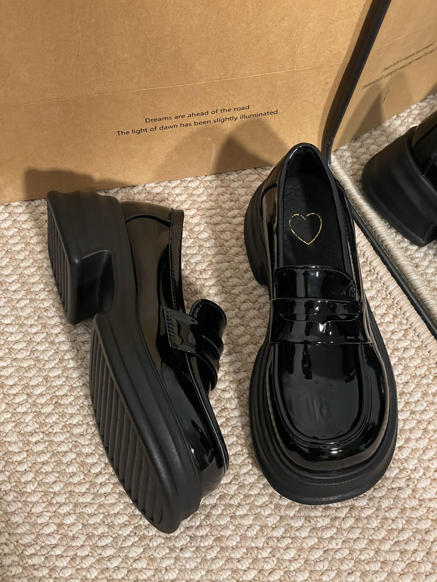 圆头 袢扣 深口鞋 皮革  - VALI鞋履AI设计主图