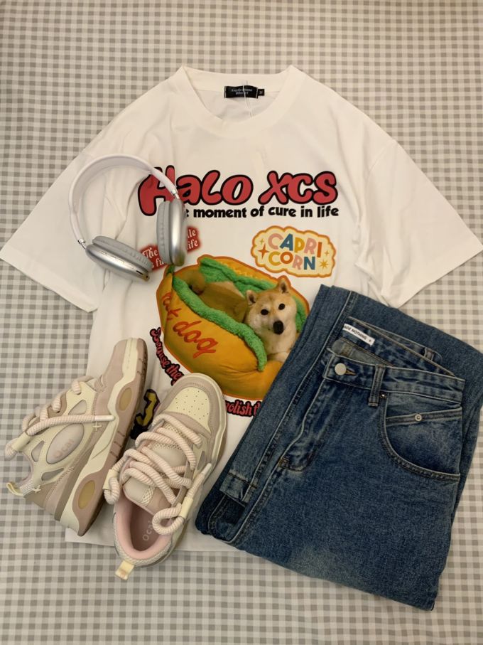 针织面料 圆形领 文字图案 印花 沙色金币 珠光象牙白 