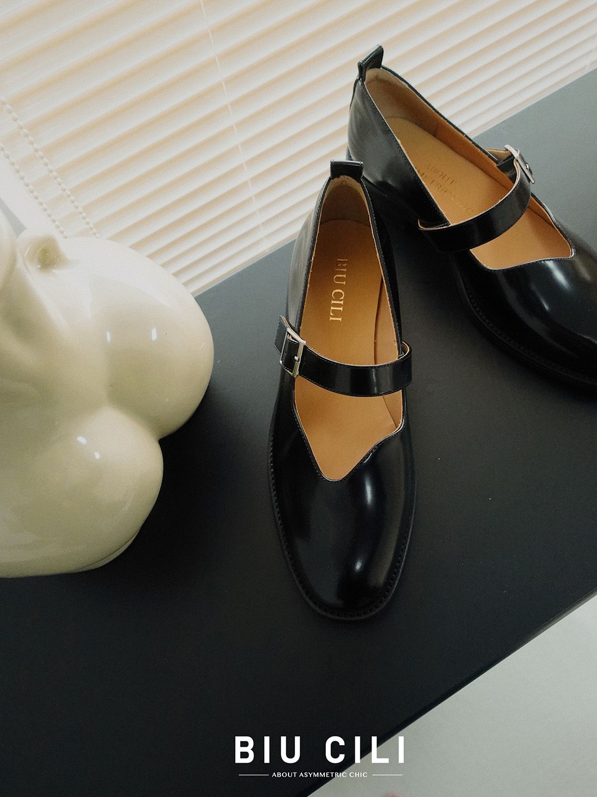 圆头 低帮 袢扣 中口鞋 皮革  - VALI鞋履AI设计主图