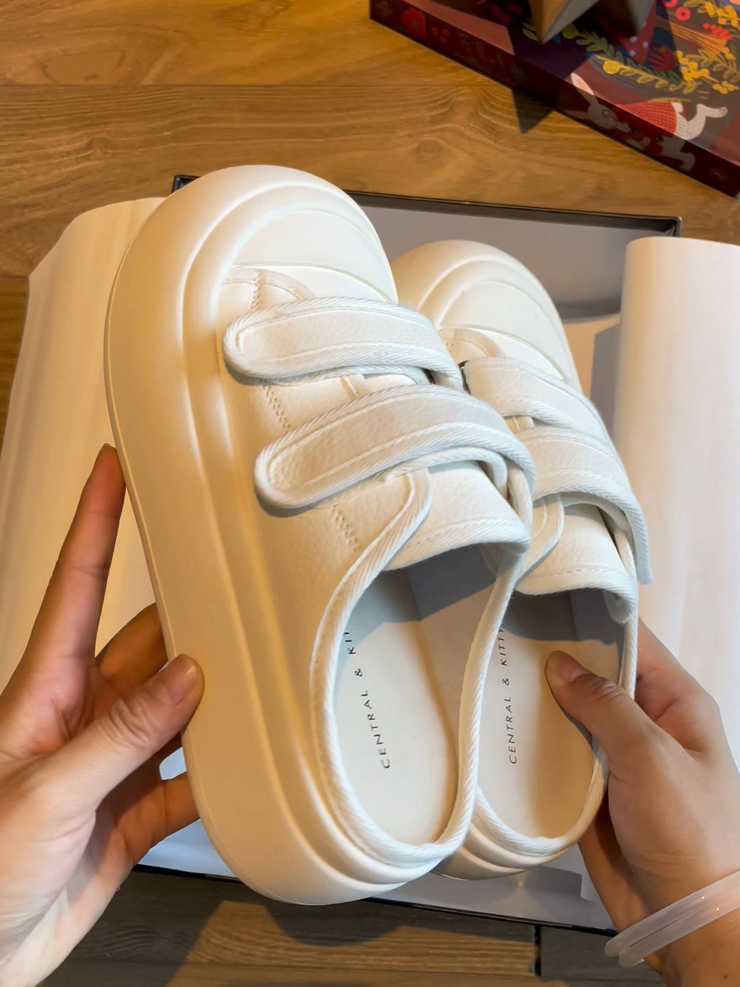 圆头 低帮 魔术贴 深口鞋 皮革  - VALI鞋履AI设计主图